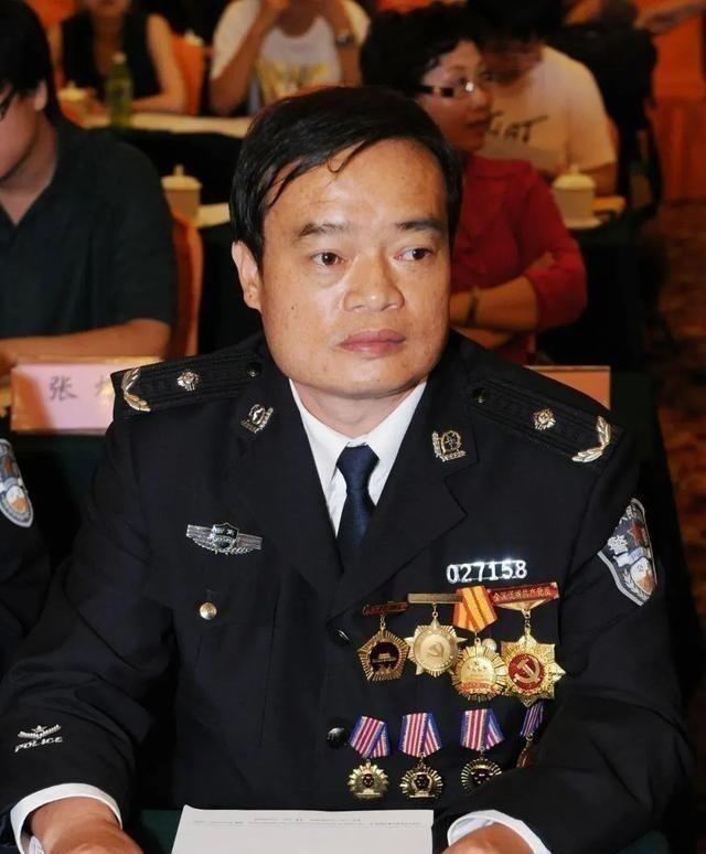 1992年，缉毒警察明正彬20岁的侄子参与贩毒，被他亲自抓获，并判死刑。行刑前一