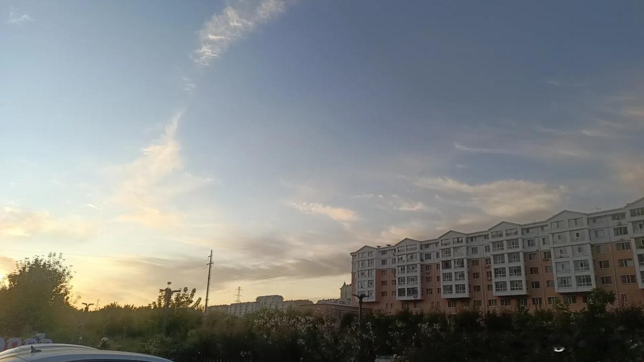 现在是凌晨三点半，天不亮吧！楼上的那个老女人开始扑腾扑腾在楼上走来走去了！

这