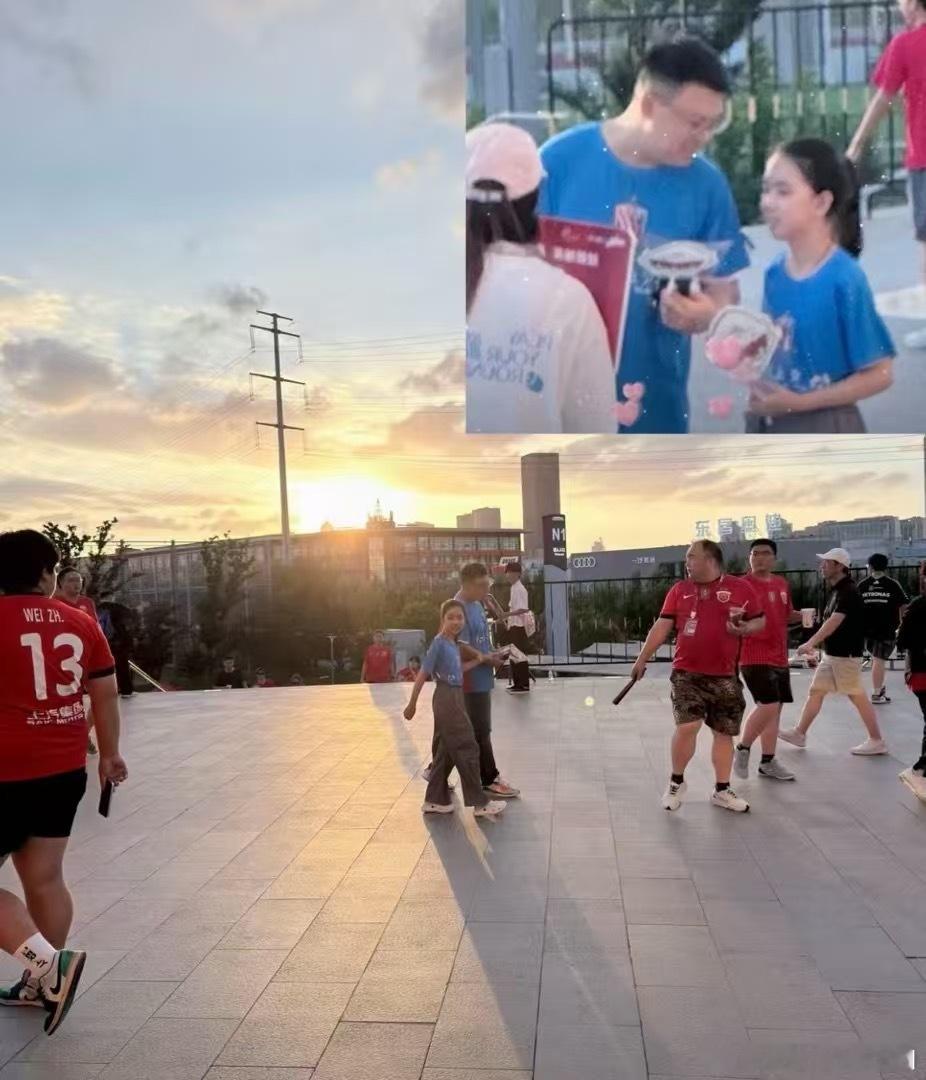 上海申花 在申花与北京国安的中超焦点战之后，因为数名申花球迷围攻一名身穿国足球衣