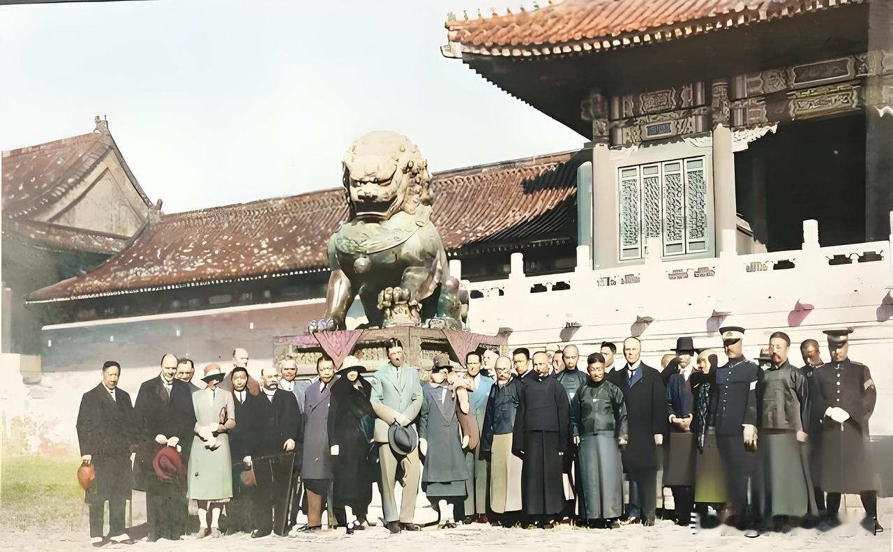 1926年这张照片，拍的是瑞典王储古斯塔夫·阿道夫（后来的瑞典国王）在故宫里“打