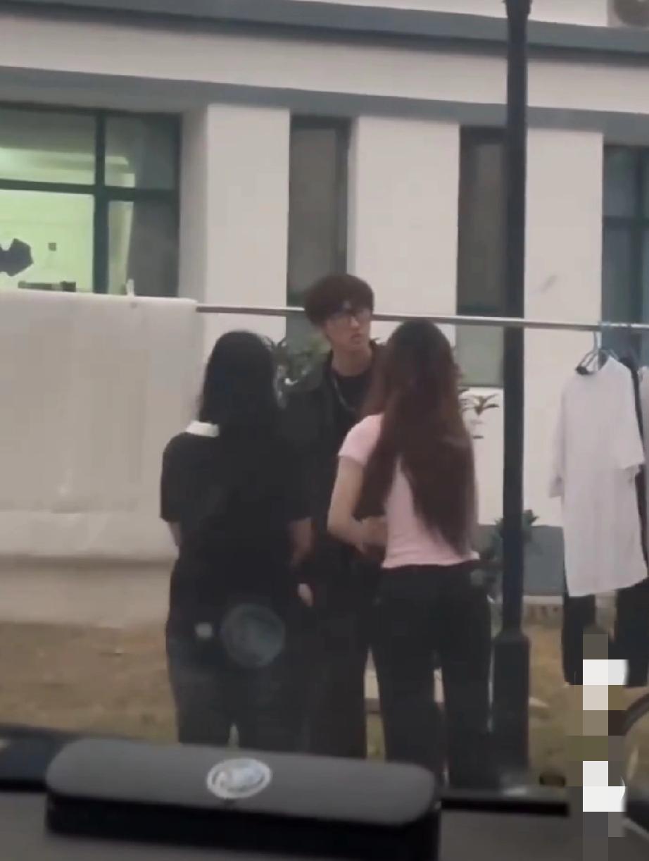 山东某职业大学发生一起因情感纠葛引发的打斗事件。
疑似男生脚踏两只船，两女生抓住