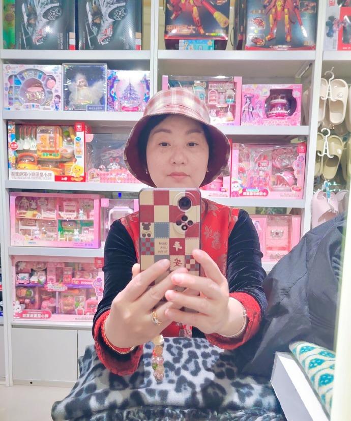 过年没剪头发，因为想留长发了。近期头发床短不一，尴尬难看期到了，想着搞个帽子戴着