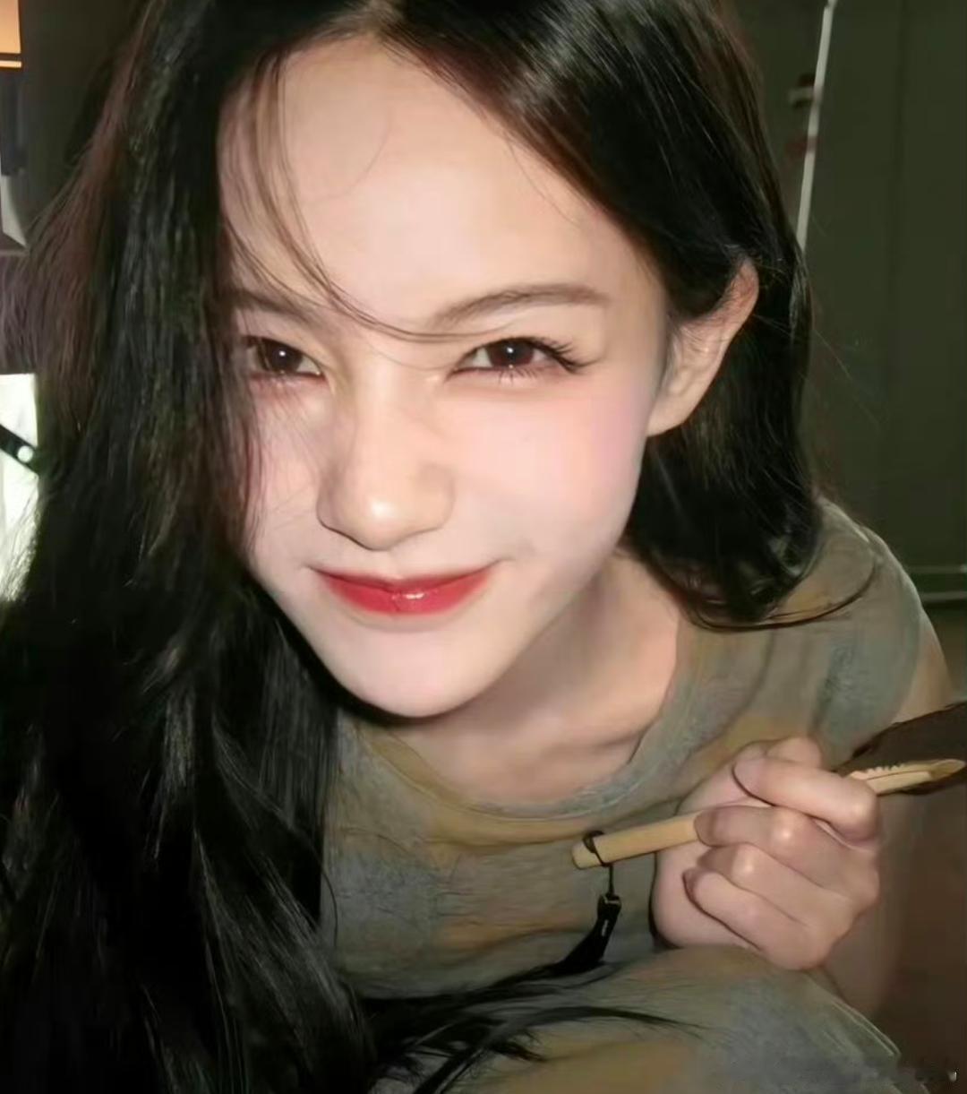 有时候真觉得李一桐要是去女团出道，说不定现在已经火遍亚洲了，也不至于现在当演员总
