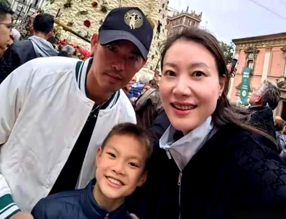 聊聊林丹和谢杏芳。
当年那张照片，全网都在等谢杏芳一个声明，等她把门一摔，从此两