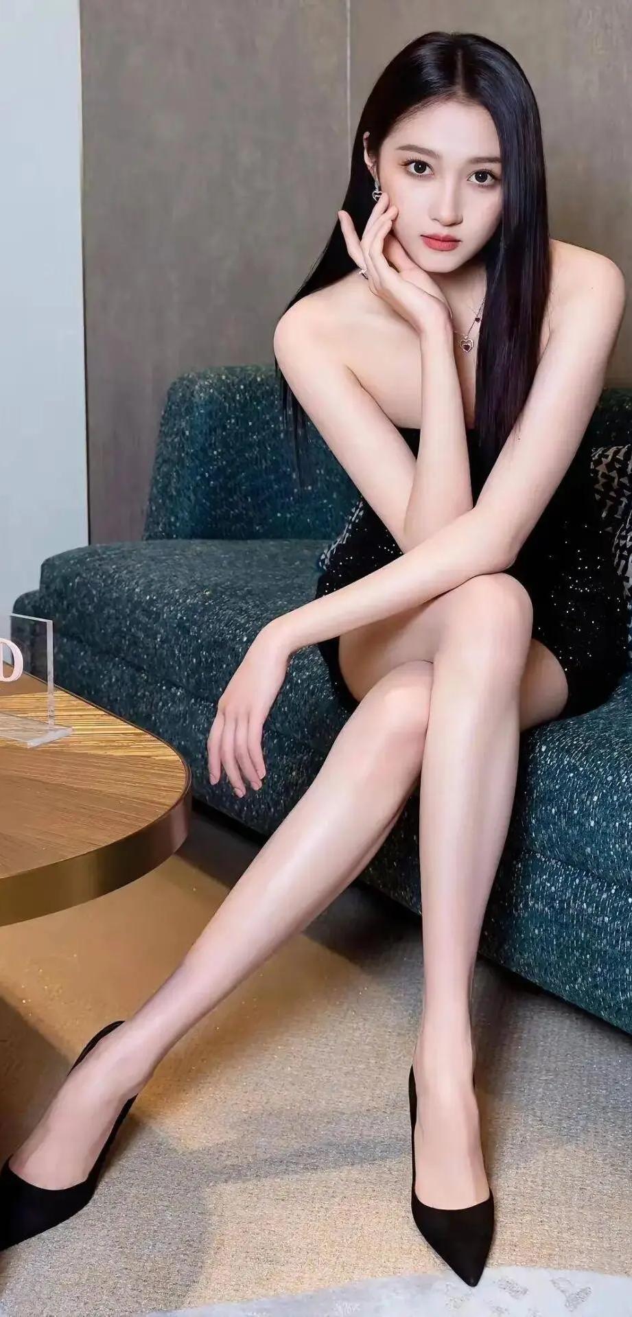 娱乐圈从来都不缺腿精，今天推荐的是长大的晓彤，这组写真越看越让人迷糊。关晓彤你们