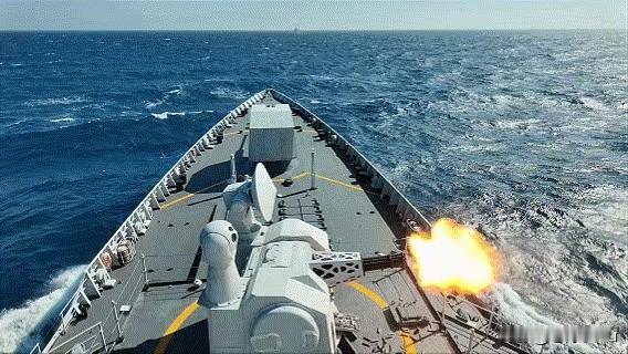 南海海域开展射击训练
新年伊始，南部战区海军某驱逐舰支队组织南宁舰、焦作舰、湛江