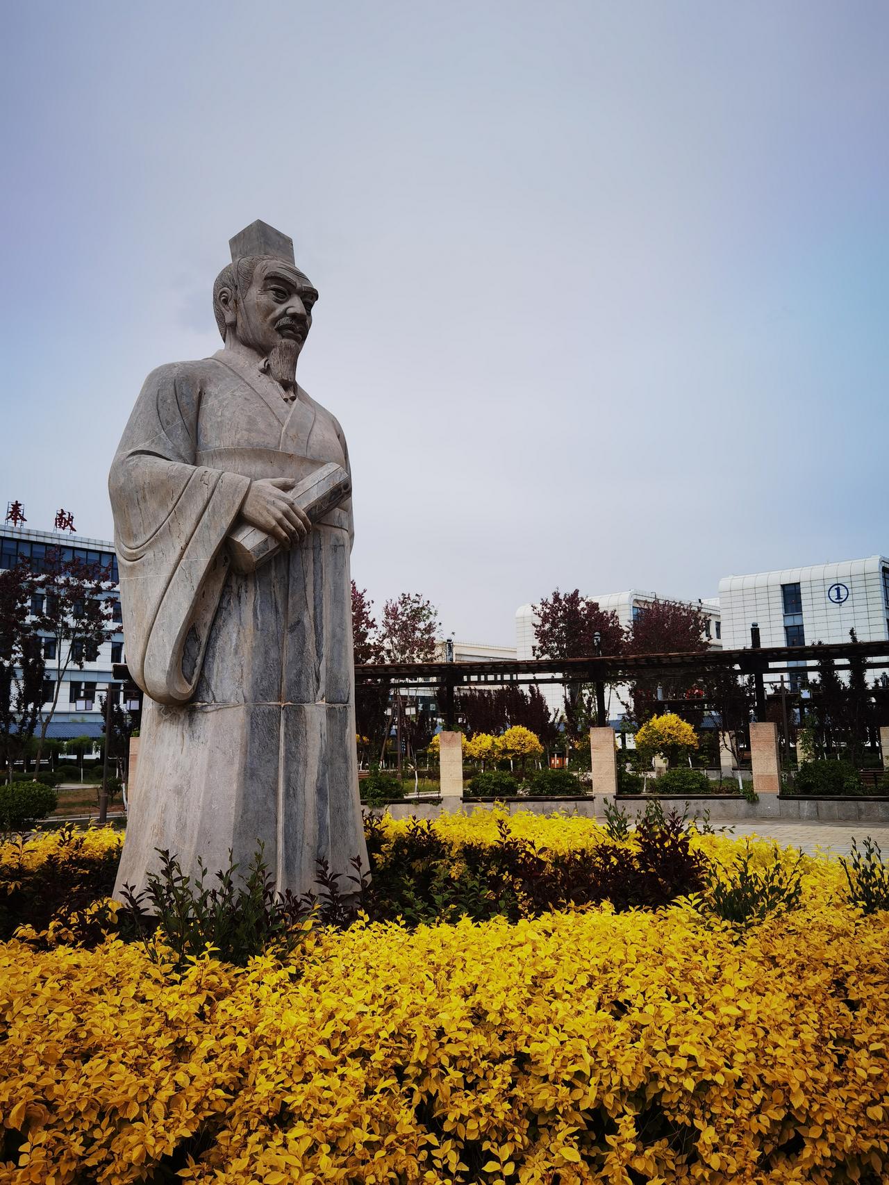 一座雕像
一代神医
悬壶济世
精神不朽