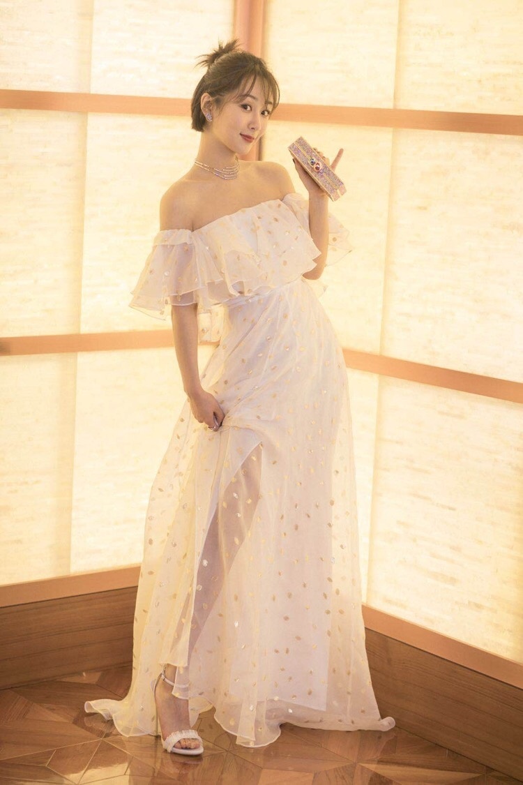  💜#杨紫# 与其说最美好的时光遇到了你，不如说遇到了你，成就了我的美好时光 