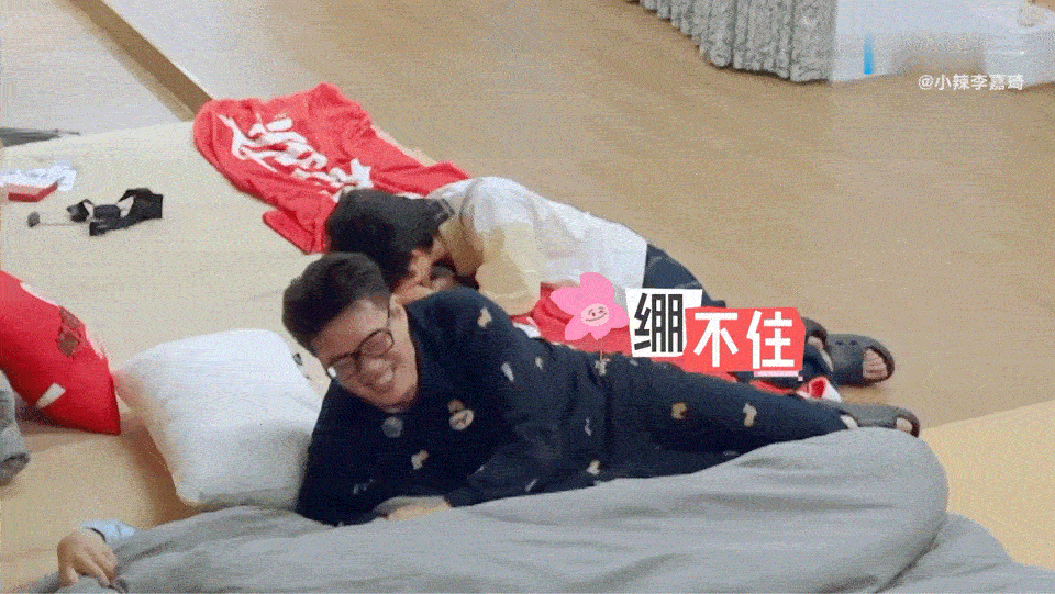 贺峻霖看李嘉琦徐志胜演戏贺峻霖看李嘉琦徐志胜演戏笑疯了 认真入戏的反差感直击笑点