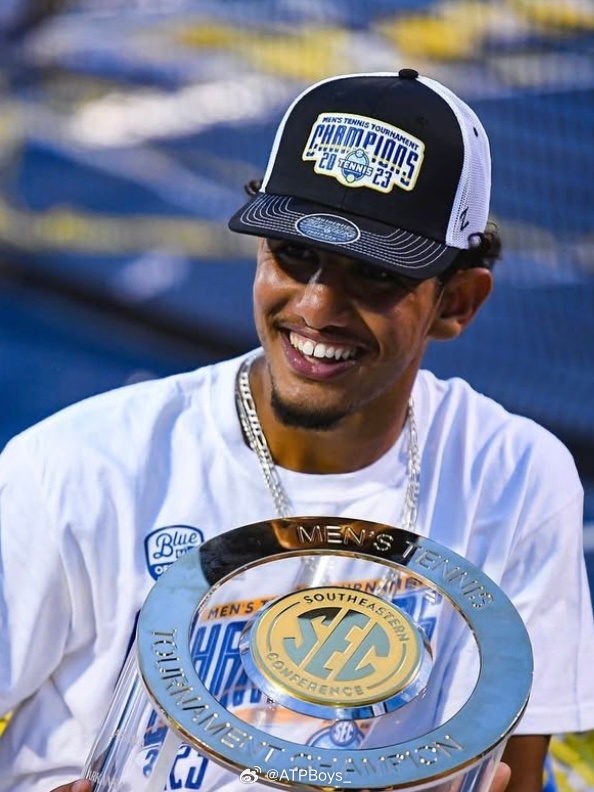 接上条，两位爆冷获胜的摩洛哥本土低排名球员，照片里真是有点看不出年纪……猜猜他们