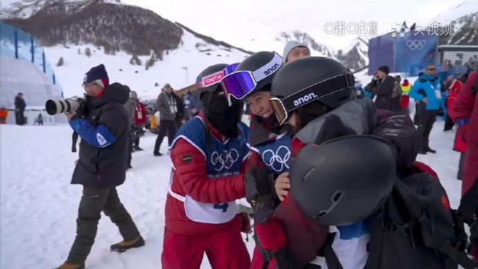 蔡雪桐武绍桐进决赛米兰冬奥会单板滑雪女子U型场地技巧预赛结束，蔡雪桐、武绍桐两名