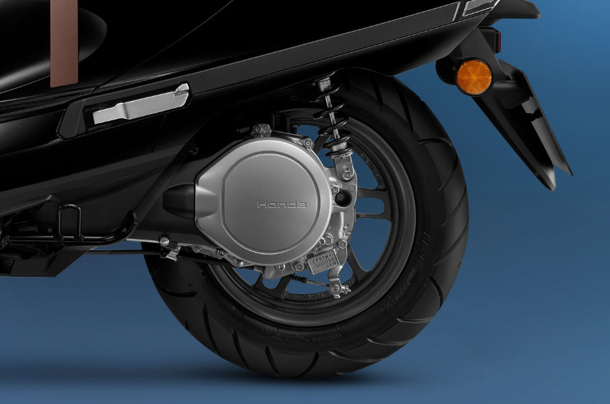 车市热门 日前，Honda在泰国与越南市场正式发布了其全新的电动踏板车UC3。这