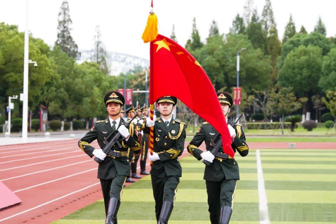 开路先锋号[超话]近日信息支援部队工程大学举行首届新生授衔仪式历经近两个月的淬炼