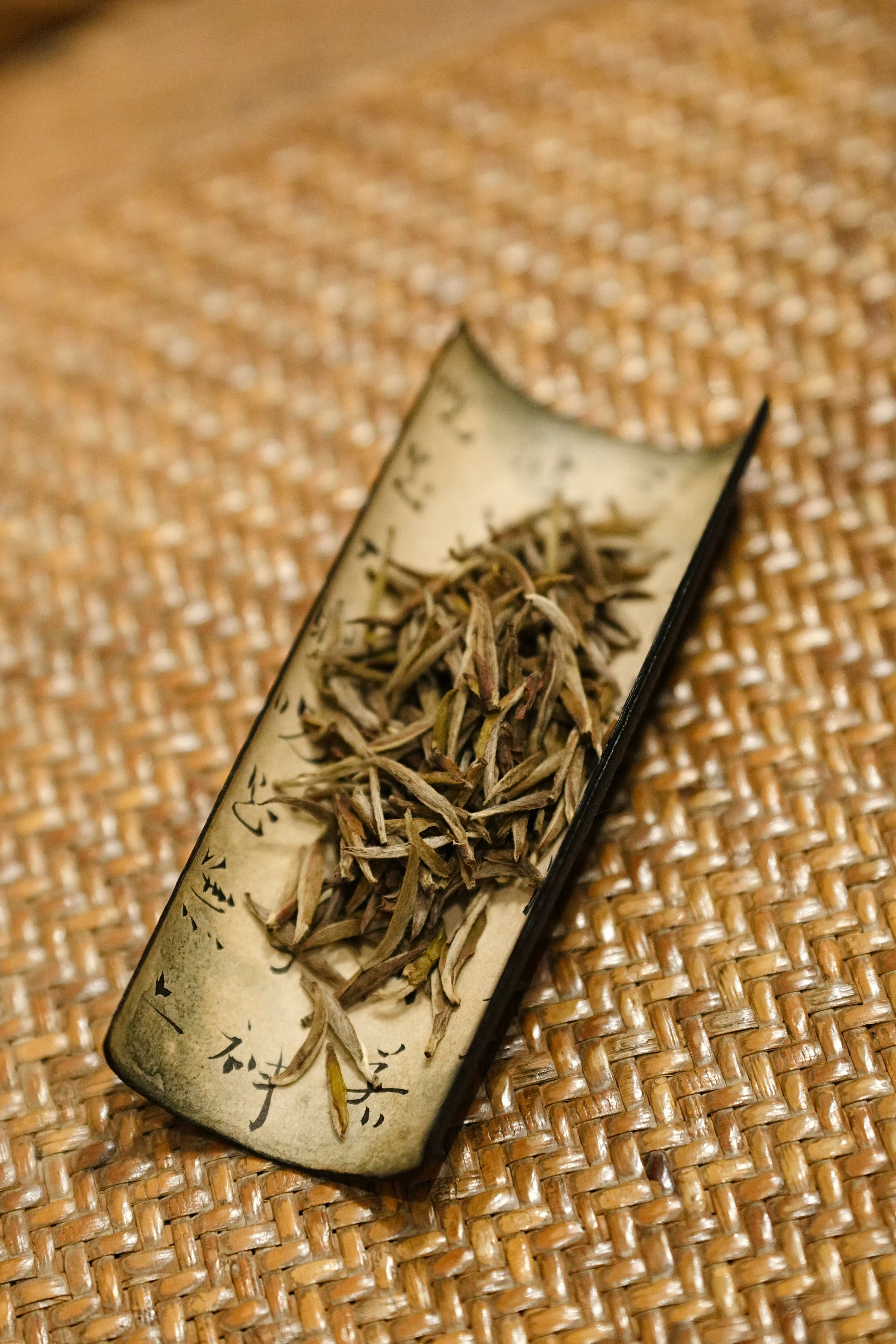 经历多了，人就沉默了；看透一些事，反而不想说了。不谈亏欠，不说从前，只求往后的日