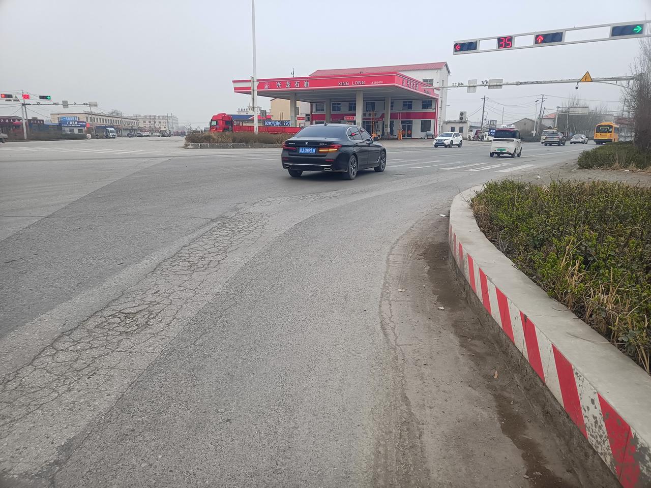 这个黑车司机人不错，我要表扬他。

早上骑电车去上班。距离前边需要右转的路口不太