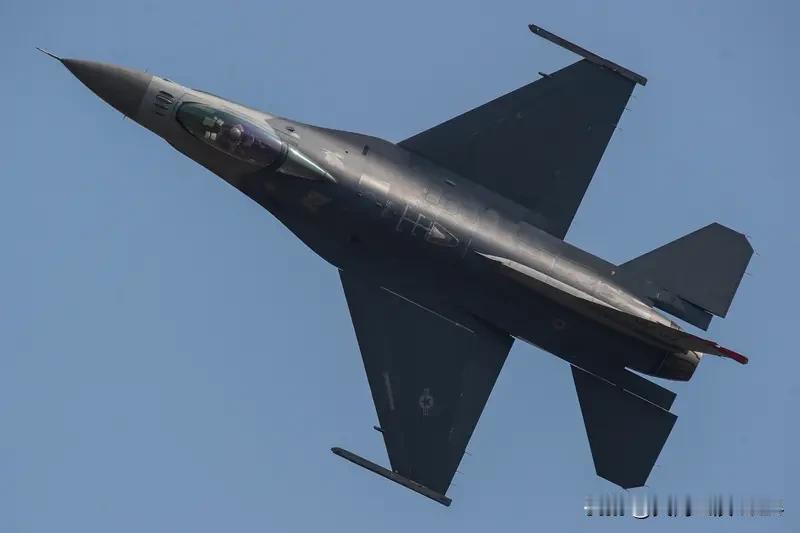 台军F16坠海画面公布 台军又出大事了！1月6号晚上7点29分，台军一架编号67