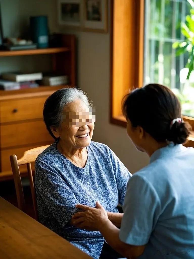 广东深圳，女保姆照顾老人期间，偷偷记住了对方解锁手机的手势和支付密码，她觉得对方