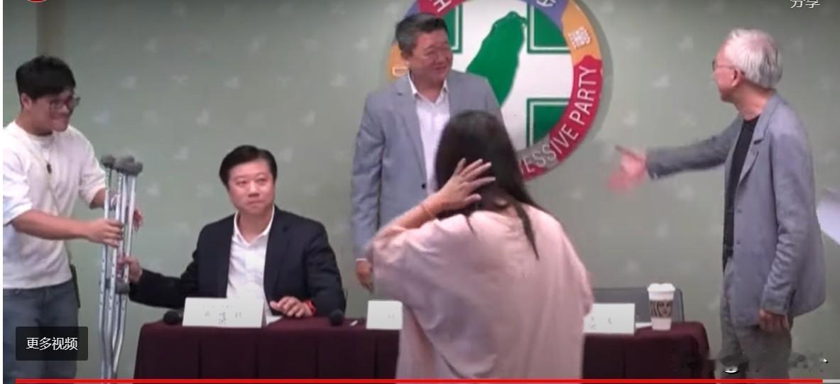 今天，民进党举行“国家安全”培力营，这是我截图的照片，各位可以发现什么信息呢？
