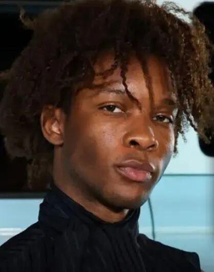 当地时间11月19日，据多家媒体报道，美国歌手D4vd已正式被警方列为15岁少女