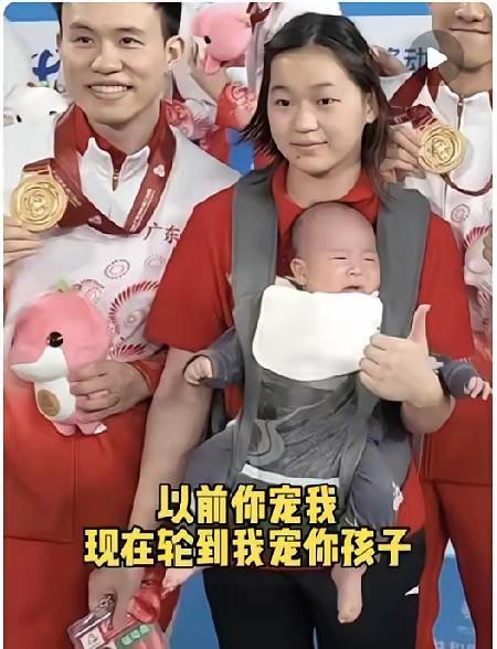 谁懂啊！全红婵这波“兑现承诺”也太好嗑了吧！全运会颁奖台旁，她主动接过师哥谢思埸