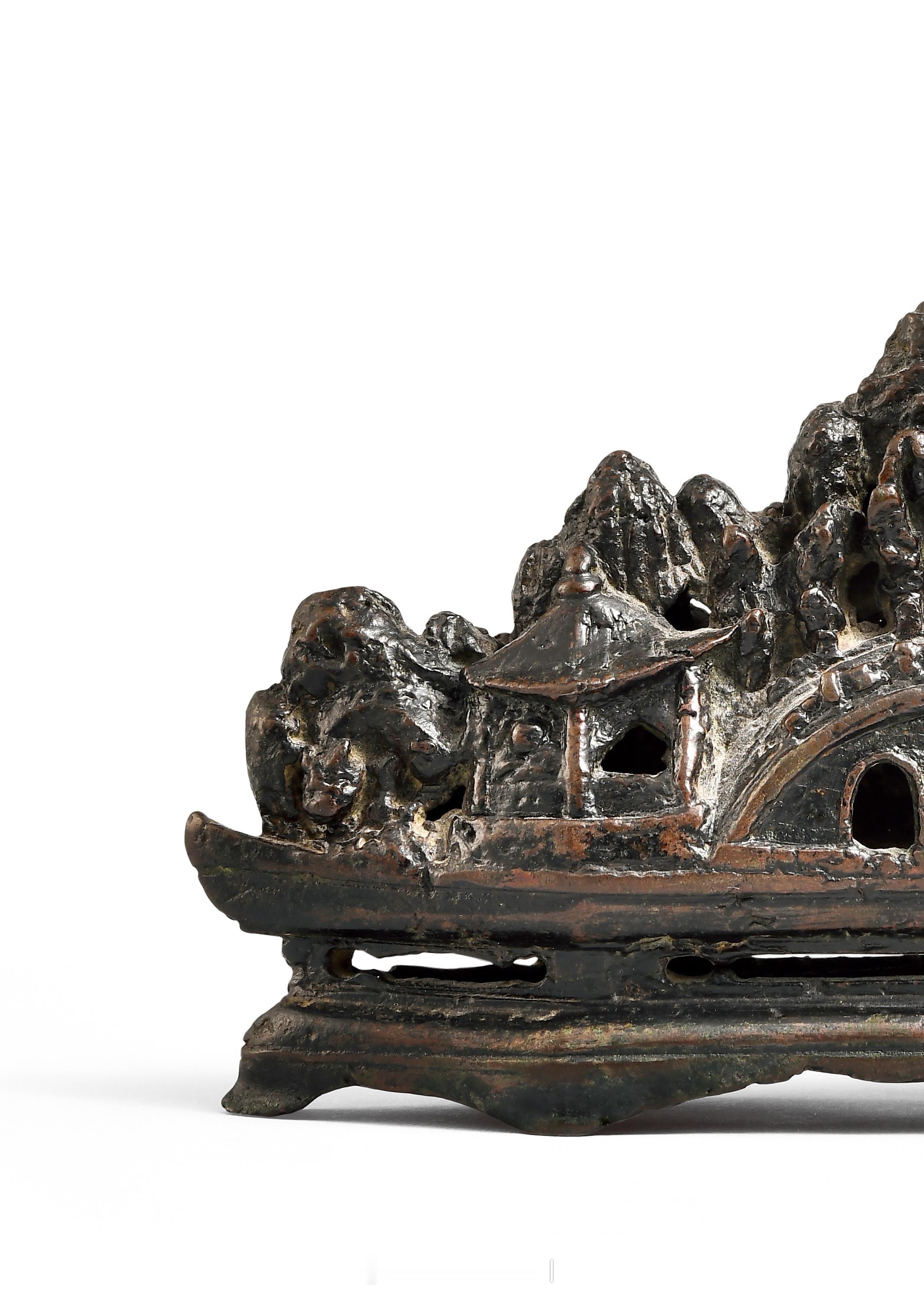 元 铜镂雕秋山笔架此铜铸笔架，选料精纯，通体裹覆一层栗壳色包浆，色泽温润醇厚，表