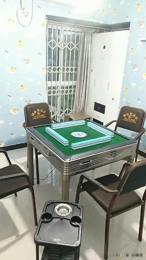 小区开麻将馆扰民怎么办？绝不姑息！

双流区北京城建龙樾湾小区出现住改商经营麻将