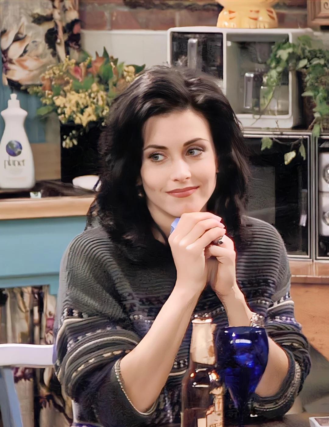 柯特妮·考克斯｜老友记穿搭Monica篇
果然时尚是轮回，现在回看剧中莫妮卡的针