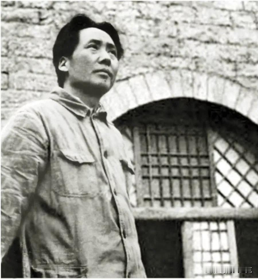 1923 年 6 月 12 日至 20 日，中共三大在广州召开。陈独秀等 30 