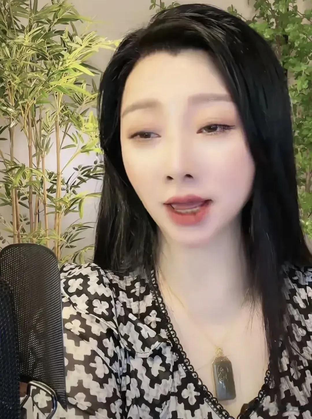 这真的是无下限了，以为殷桃开播了，点进去主播就在向粉丝要礼物，感觉殷桃作为大明星