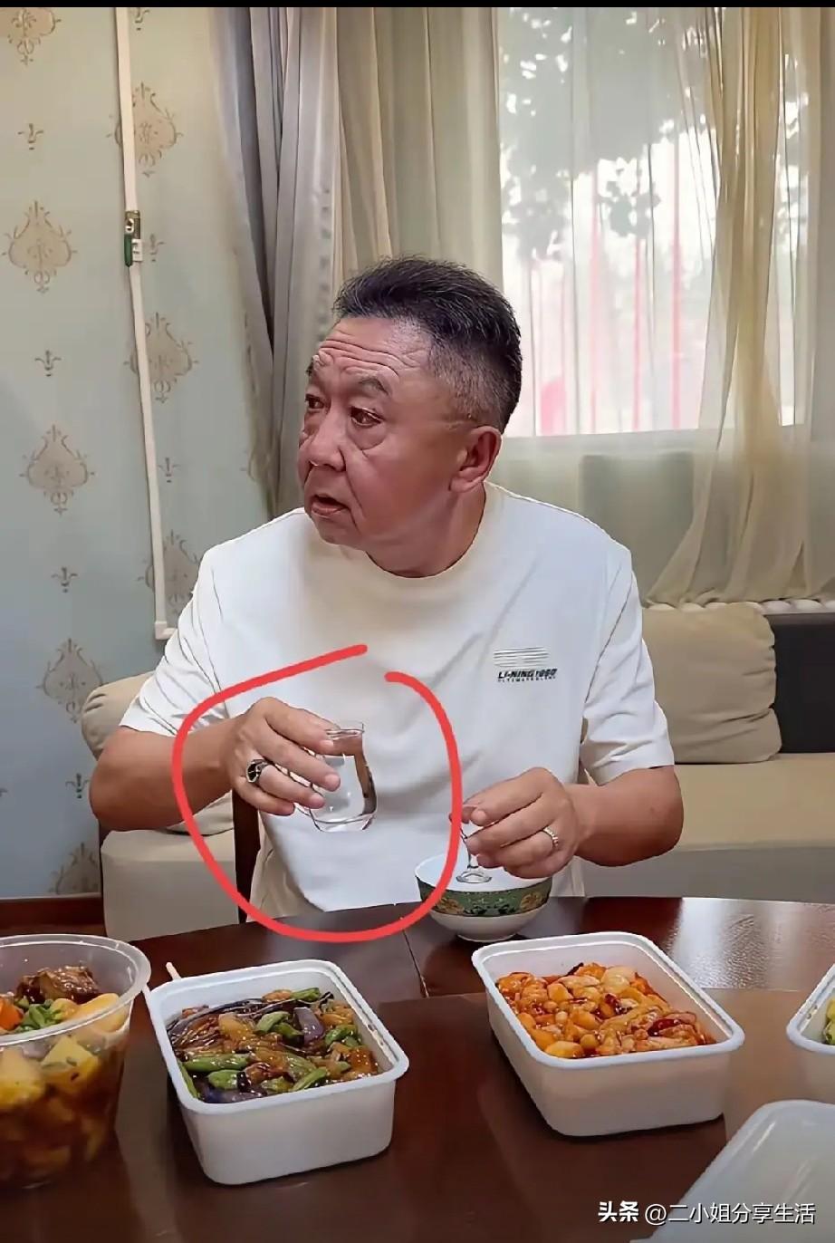 于谦喝的是开水还是白酒啊？