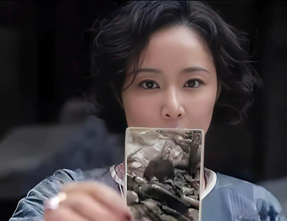 在《狂飙》里，高叶以“大嫂”陈书婷的身份，带着烈焰红唇与强大气场，成为无数观众心