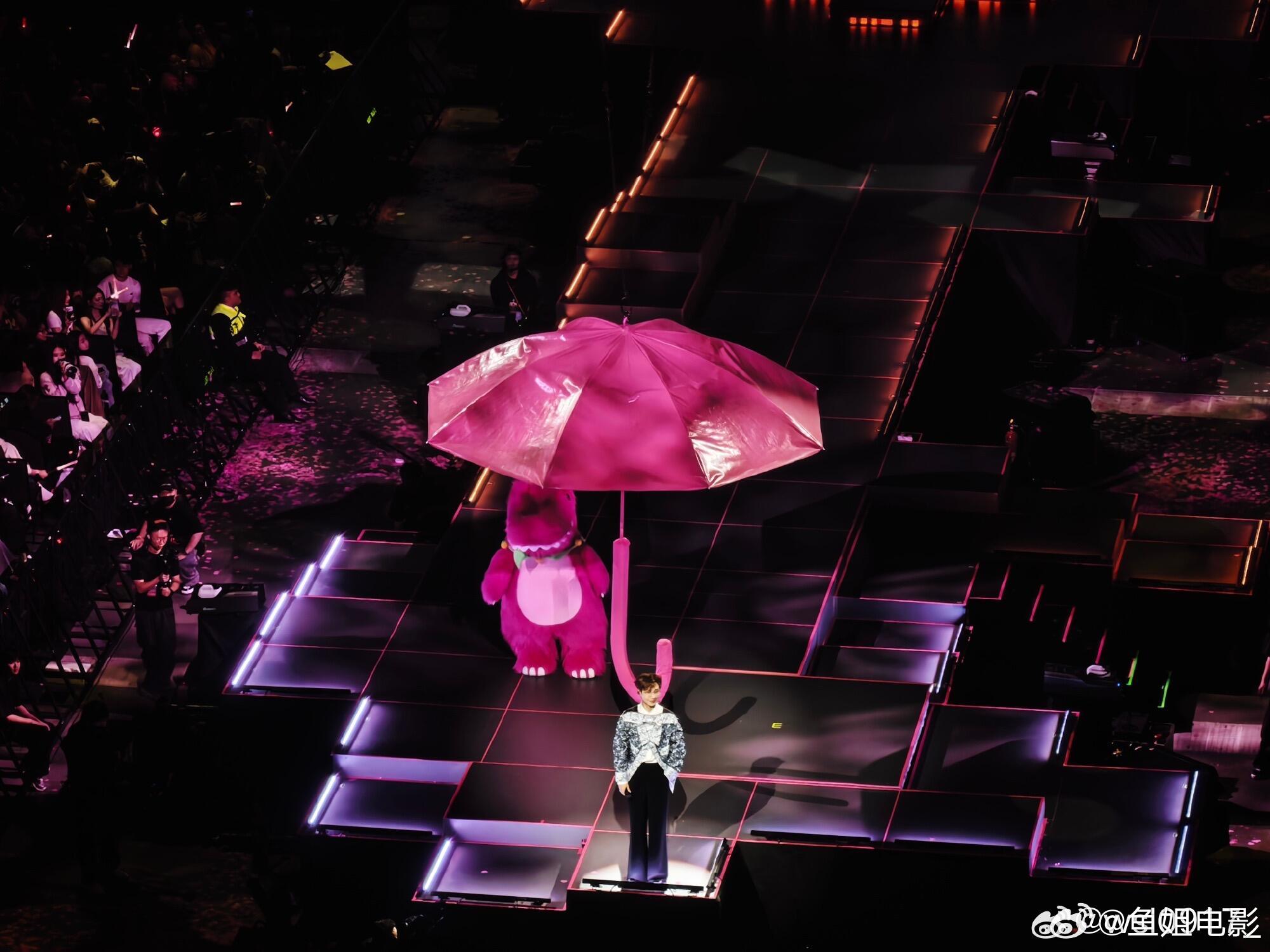 在纽约大屏看到了汪苏泷我的妈呀时代广场 牛飞了！ 