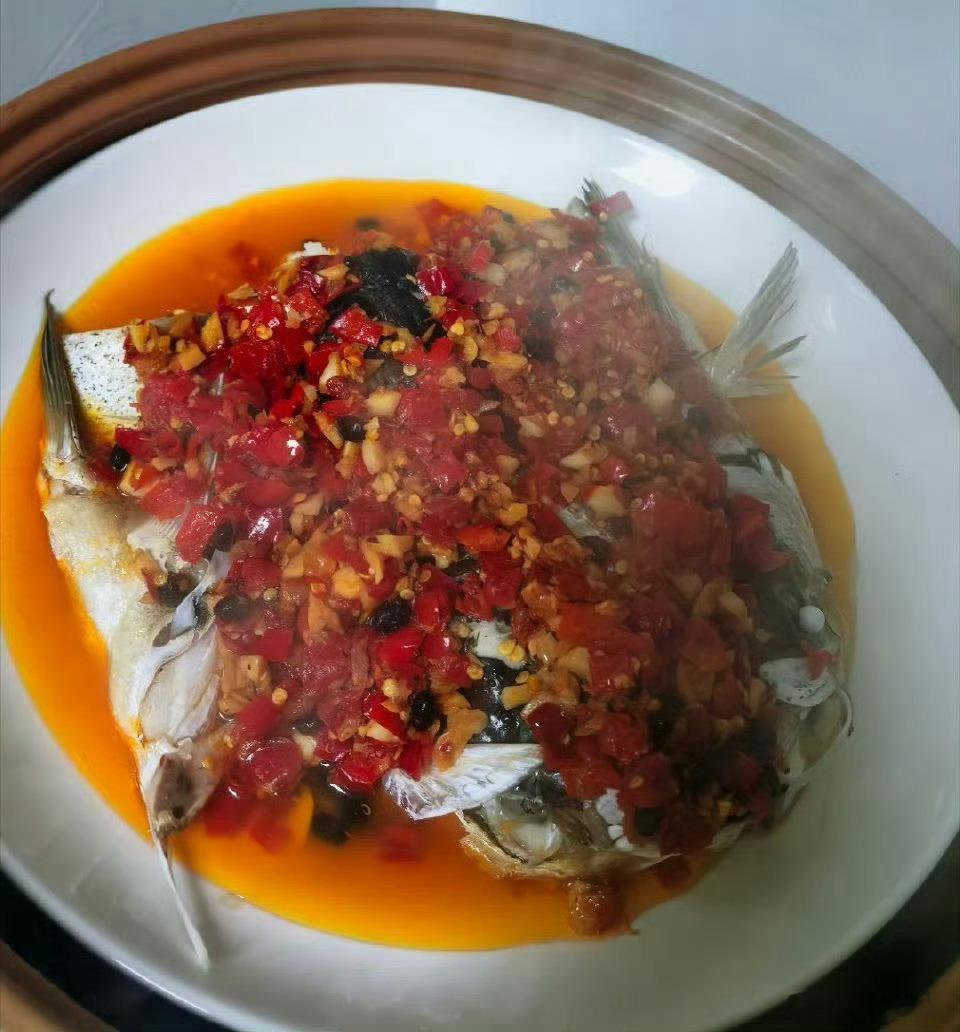 长沙烟火味藏在剁椒鱼头里长沙夏夜的灵魂美食当属剁椒鱼头！滚烫热气混着剁椒香气，鱼