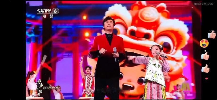 舞台太精彩！解晓东携手小酒窝合唱《中国娃》，小姑娘落落大方唱功惊艳
 
    