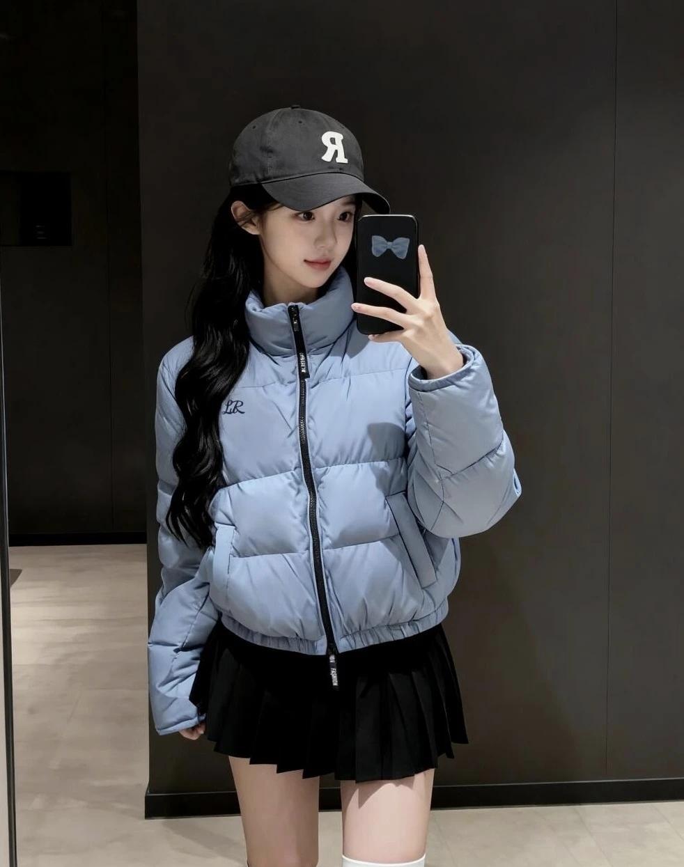 浅蓝棉服裹住温柔，黑裙配长袜踩准松弛感节奏。帽子上的白R是今日份随性标识，对着镜