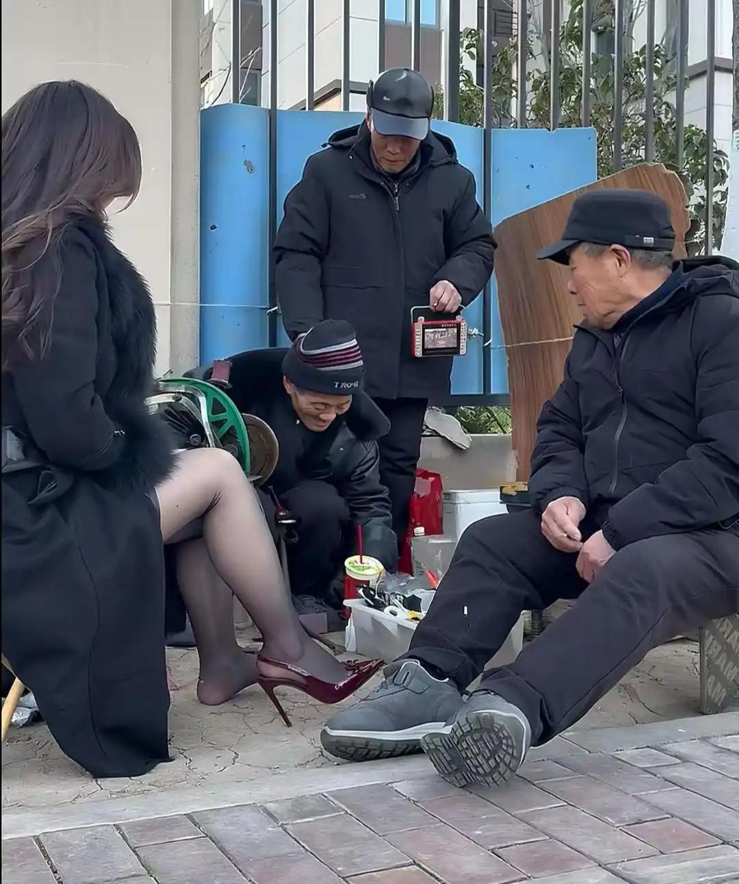 一个修鞋摊，配两个质检员，三名专家联合会诊，这鞋修出来绝对完美！