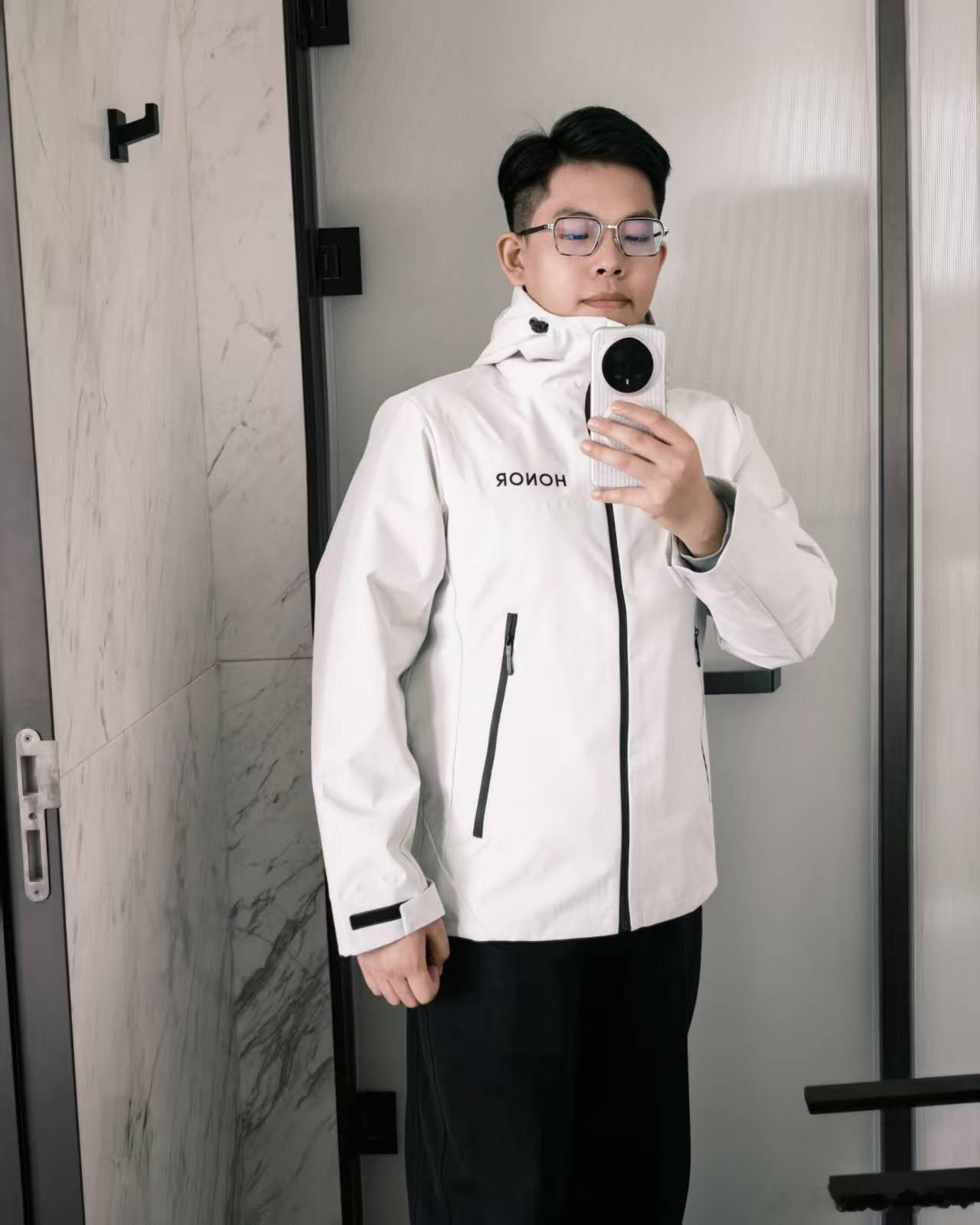 KPL到荣耀WIN发布会的酒店了，伴手礼是成都AG超玩会的签名冲锋衣，很是夯，期