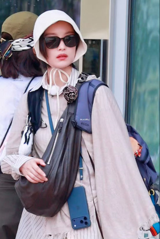 李宇春辛芷蕾高叶倪妮合照 倪妮这张合照里真的太松弛了，随性穿搭往那一站就是大片质