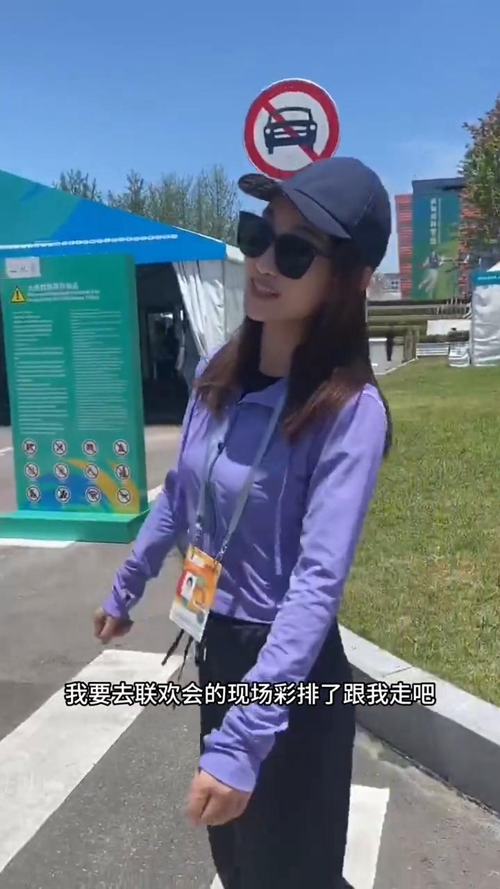 我现在到成都了，来到了大运村的所在地，就是成都大学。到处都是熊猫-蓉宝，标志(蓉