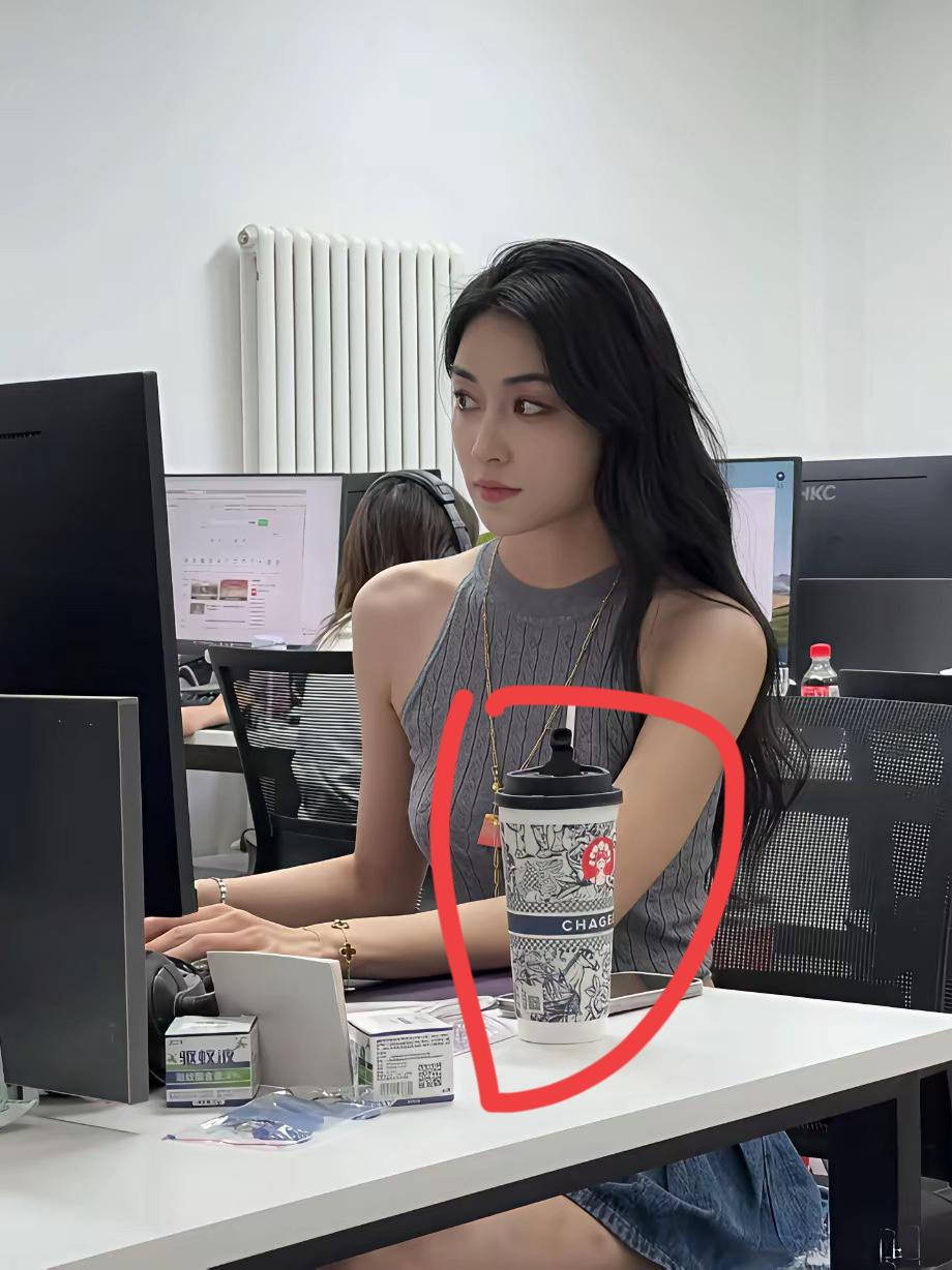这位女士非常有气质，喝的是什么牌子奶茶