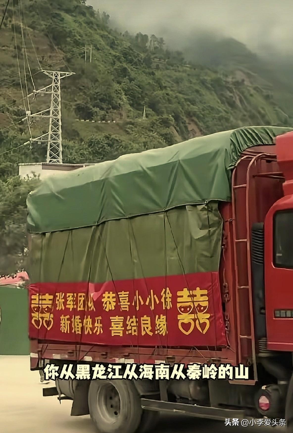 小小徐这场婚礼彻底走红后，
形形色色的人全都凑了过来。
 
现在网上刷屏的豪华婚