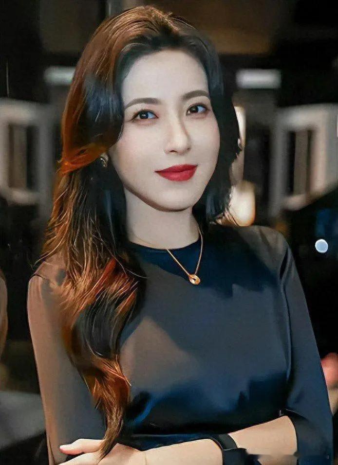 她是两百年难遇的美人，靠美貌 “征服” 无数男人，如今49岁了，孑然一身，孤孤单