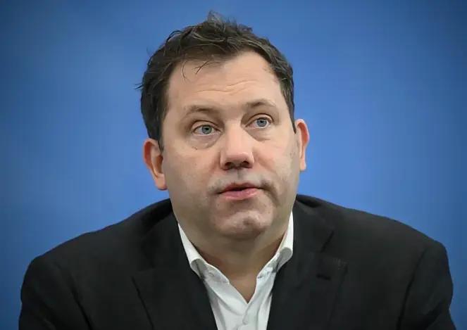 嘴炮之战，德国“认怂”？在一切利益面前，那啥都是浮云！特朗普17日放关税大招，放