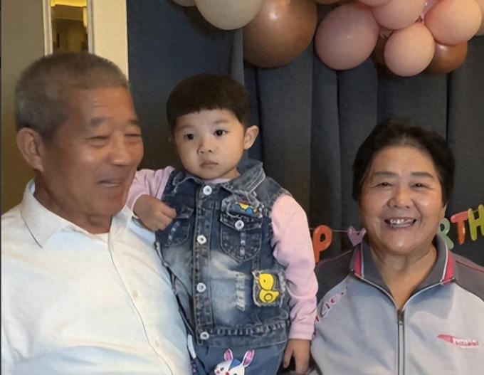 高龄父母近况惹人牵挂，小天赐一家现状让人感慨。

5 月 10 日母亲节当天，小