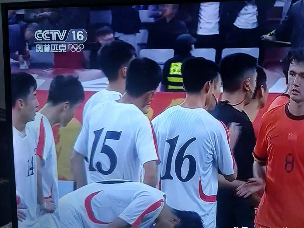 场上11个人，硬是把我们逼出一身冷汗。

这帮朝鲜U23小伙子，球衣上光秃秃的，