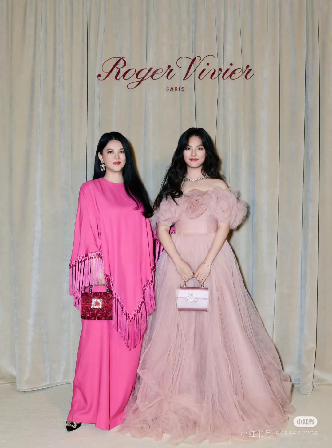 李湘为何能积累巨额财富？
 
李湘的财富源于多阶段精准布局与商业远见。早年主持《