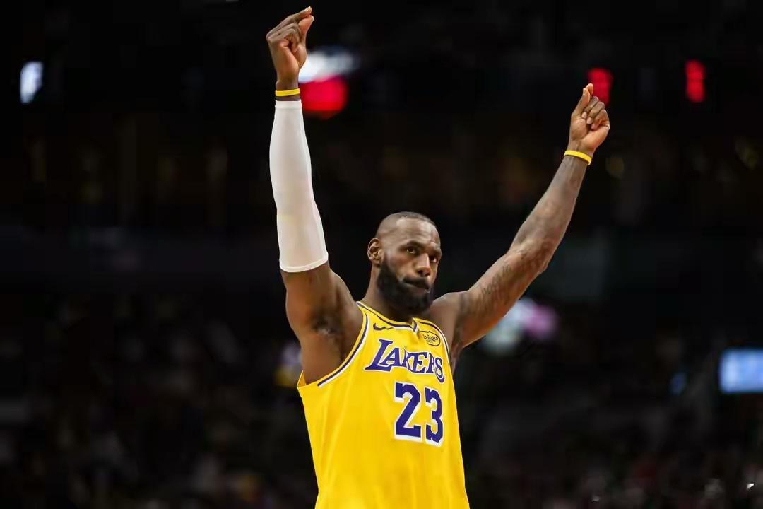 詹姆斯：传球铸就的历史级全能传奇，非后卫传球手的巅峰之争 詹姆斯再添一项历史里程