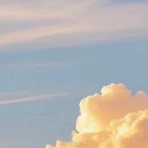 生活是岁月编织的画卷，每一帧都值得感恩。我们拥有阳光的轻抚、雨露的润泽，有花开的