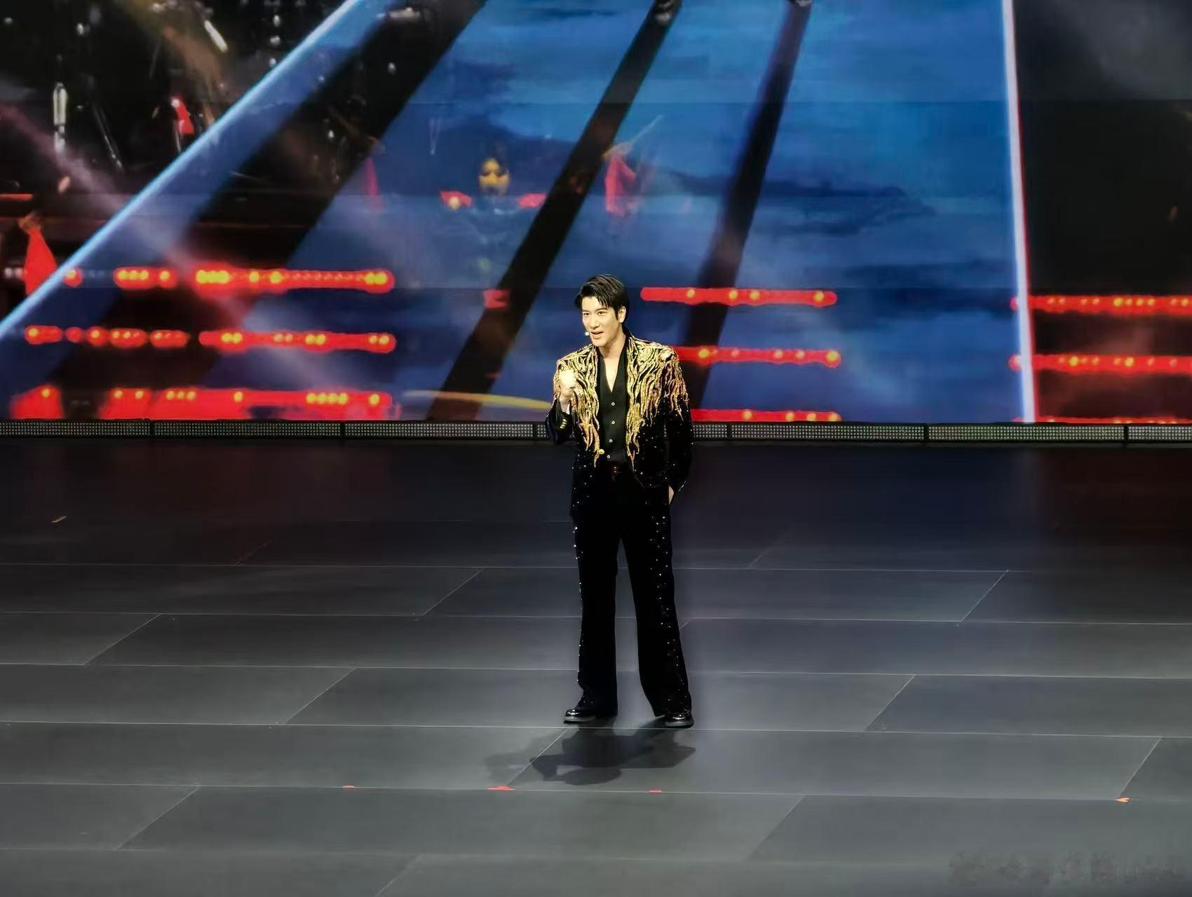 腾势N9闪充版日常通勤开腾势N9闪充版，演唱会开它去应援，一车两用太值了。 