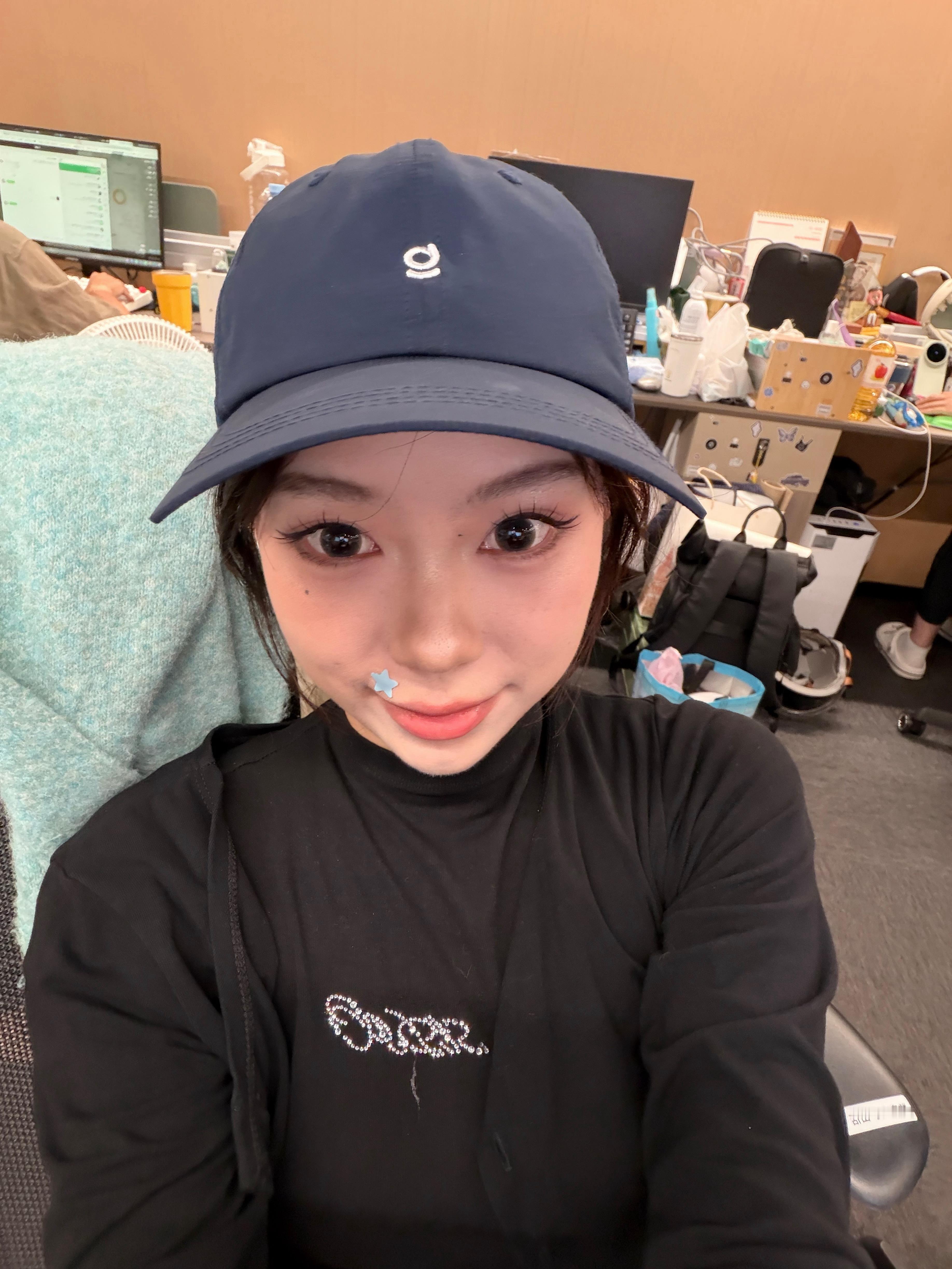 带上了倍思的帽子跟我的痘痘贴还挺搭的